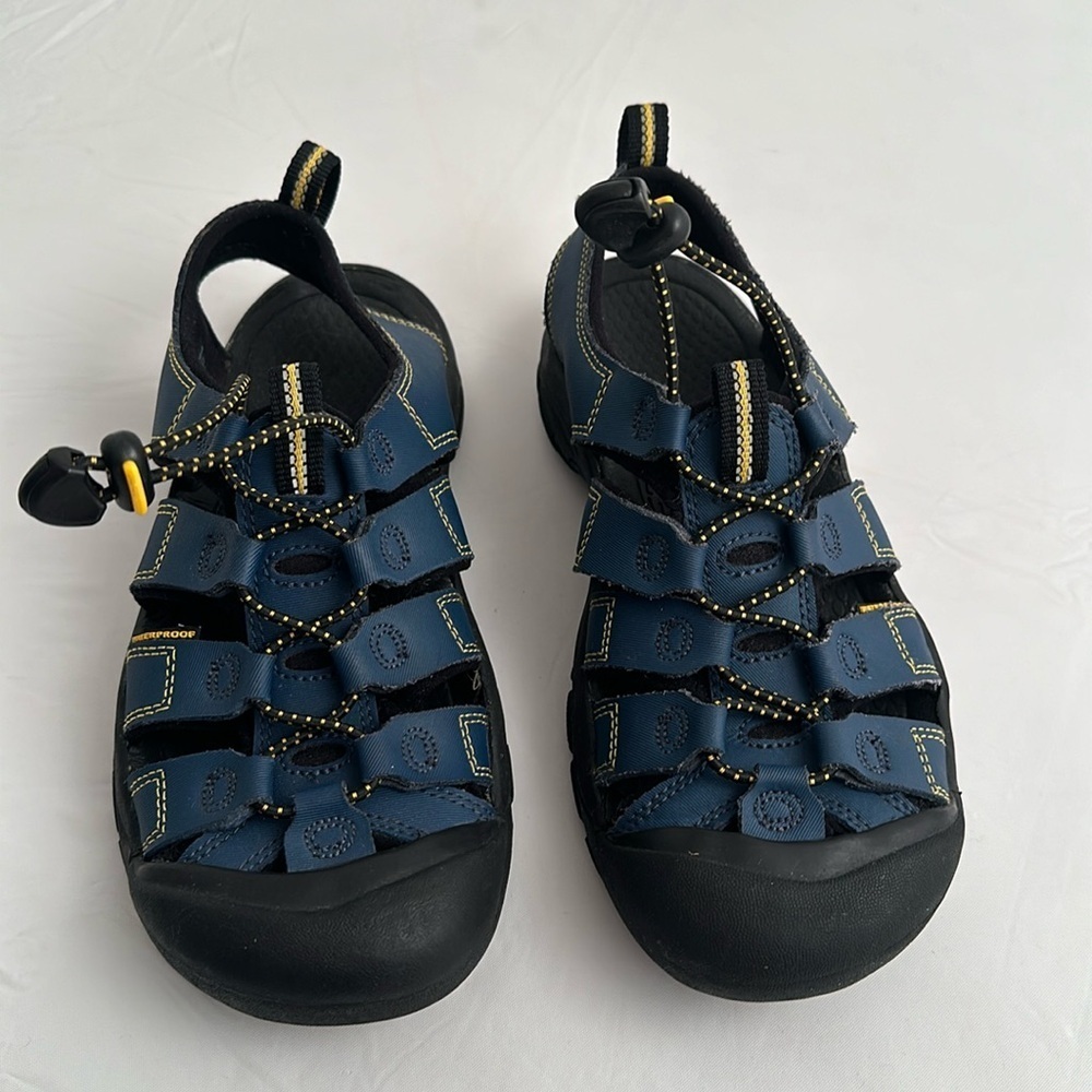 Keen Newport H2 navy blue closed toe sandal water hiking sandals
